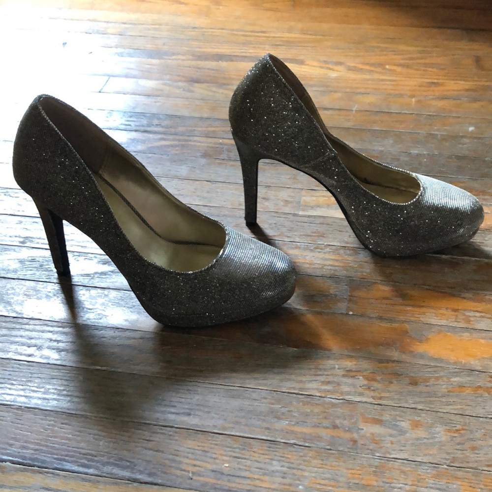 Gold heels - Picture 2 of 2